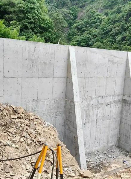 新乡卫辉重力式挡土墙